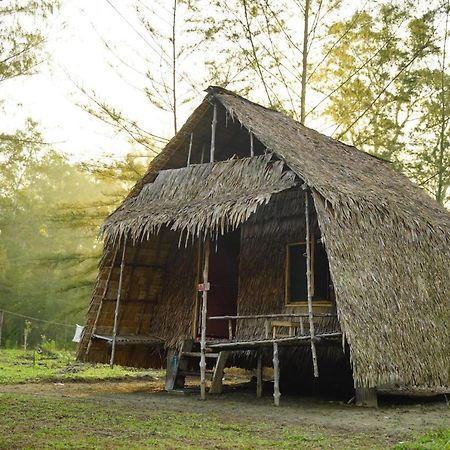 Hotel Mr. Chuoi Bar&Hut Ko Phra Thong Exterior foto