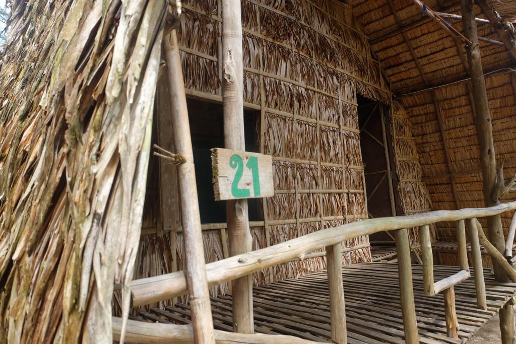 Hotel Mr. Chuoi Bar&Hut Ko Phra Thong Exterior foto