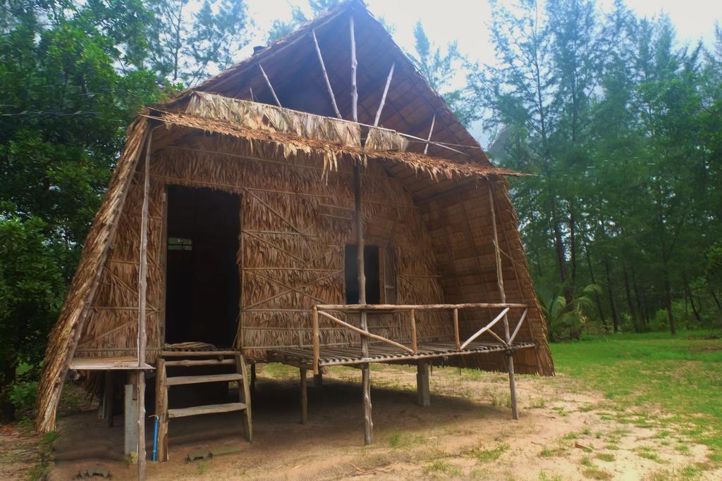 Hotel Mr. Chuoi Bar&Hut Ko Phra Thong Exterior foto