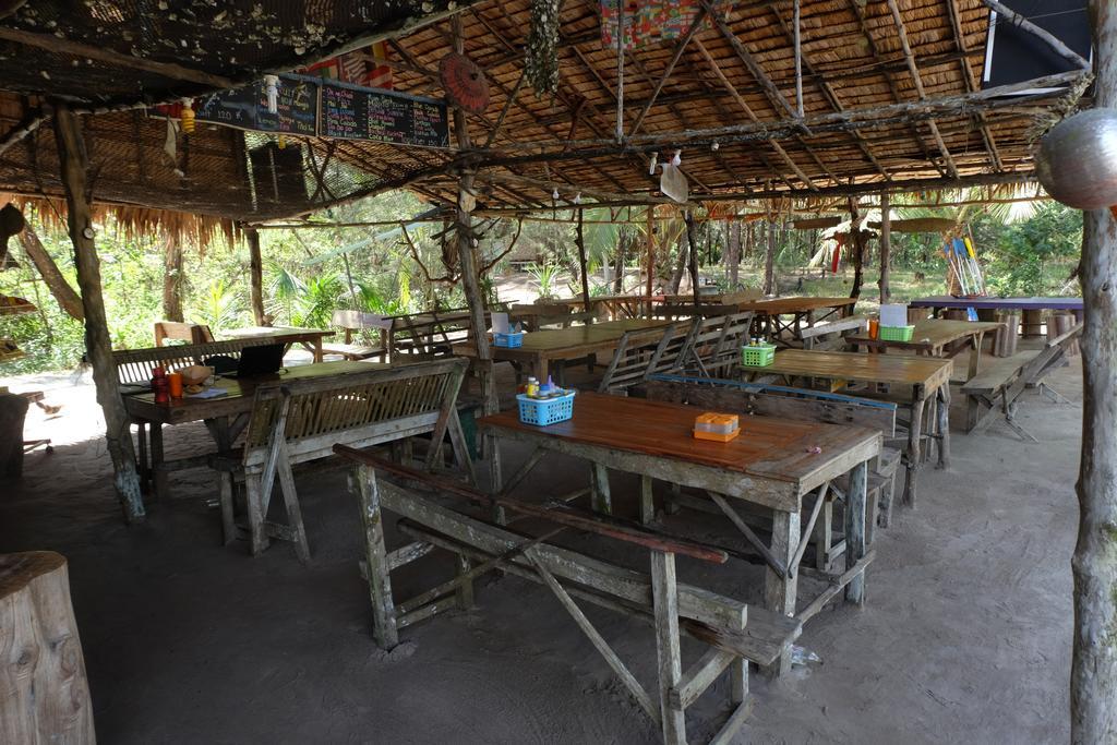 Hotel Mr. Chuoi Bar&Hut Ko Phra Thong Exterior foto
