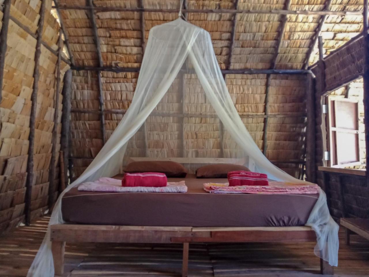 Hotel Mr. Chuoi Bar&Hut Ko Phra Thong Exterior foto
